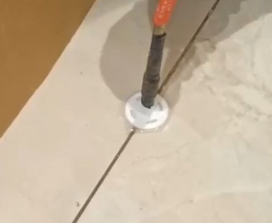日土瓷砖空鼓维修公司专业解答瓷砖在铺贴过程中，如果没有涂抹均匀到位的粘结材料（如水泥砂浆或瓷砖胶），可能会导致以下问题