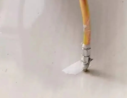 日土瓷砖空鼓维修公司专业解答在瓷砖铺贴过程中，如果使用的砂料过粗（如全部使用了粗砂），可能会导致以下问题